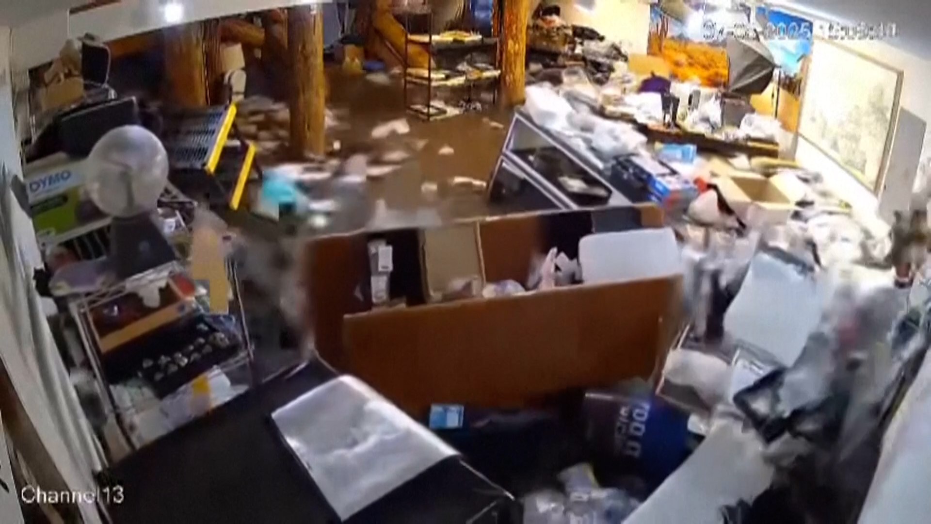 El video de la c�mara de seguridad de Ruidoso Trading Post, un negocio de venta por correo con sede en Ruidoso, Nuevo M�xico, muestra c�mo las oficinas de la compa��a se llenaron de agua tras las inundaciones que arrasaron este pueblo monta�oso.