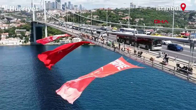 15 Temmuz Şehitler Köprüsü'ne Türk bayrağı asıldı