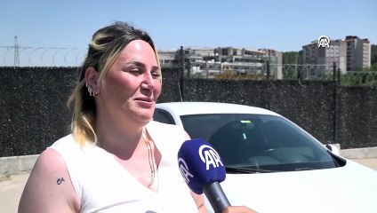 Arabasına kertenkele girdi, seyir halindeyken çığlık çığlığa panik yaşadı