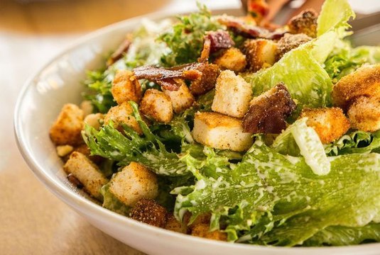 Salade César : ce grand chef étoilé revisite la salade composée la plus célèbre au monde et sa recette est simplissime