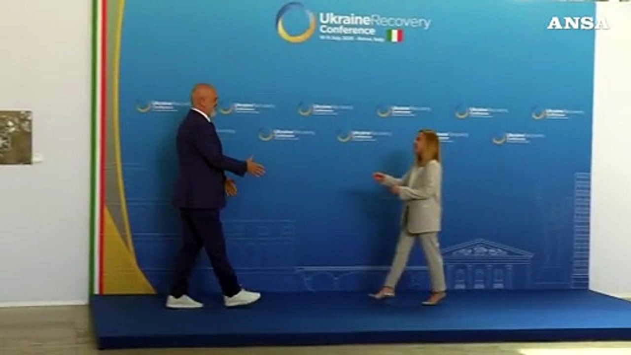 Ucraina, Edi Rama si inginocchia prima di salutare Giorgia Meloni