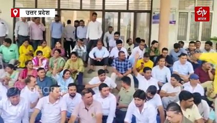 हापुड़ में निलंबित लेखपाल ने की आत्महत्या; इलाज के दौरान गाजियाबाद में मौत, लेखपालों का DM कार्यालय के बाहर धरना