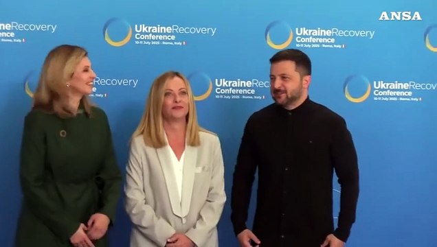 Meloni accoglie Zelensky a Roma, l'abbraccio con il leader ucraino