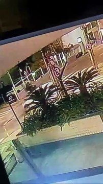 Vídeo mostra momento que casal é atingido por tiros após sair de shopping de Florianópolis