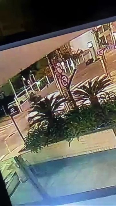 Vídeo mostra momento que casal é atingido por tiros após sair de shopping de Florianópolis