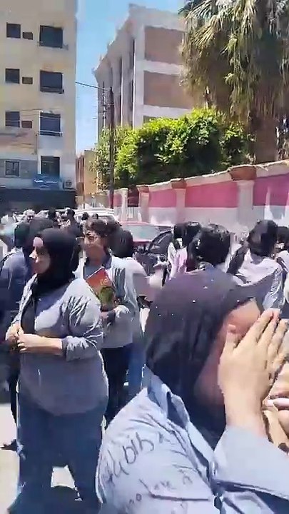 طلاب الثانوية العامة بالأقصر يحتفلون بانتهاء الامتحانات