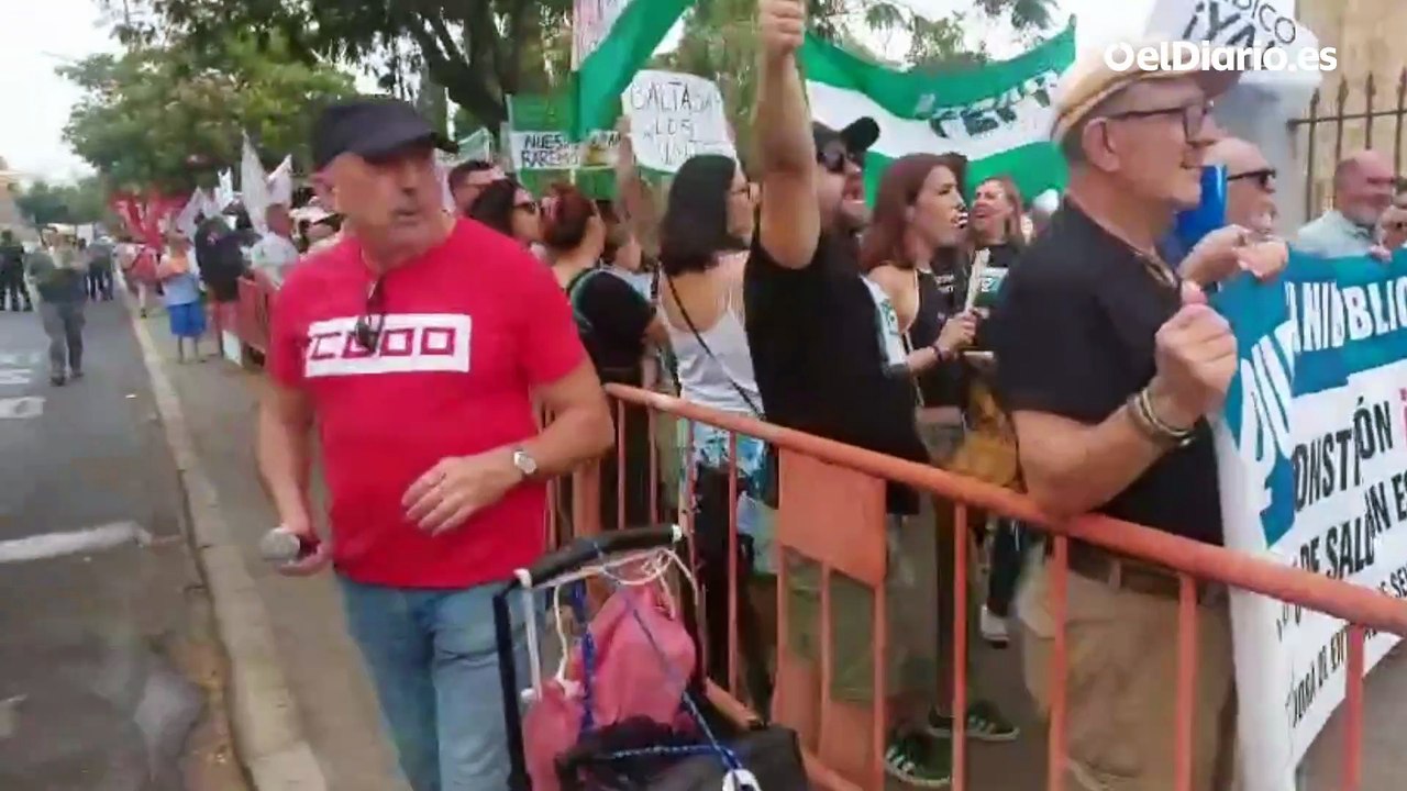 Tres movilizaciones 'rodean' el Parlamento de Andalucía contra la gestión sanitaria del Gobierno de Moreno