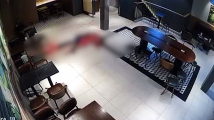 Imágenes fuertes: ¡Discutían! Un joven le quitó la vida a su novia en una cafetería