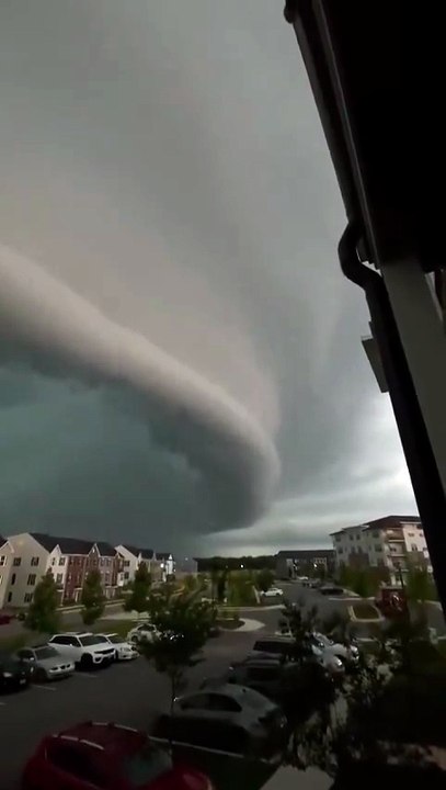 Un nuage spectaculaire a traversé la région de Washington D.C. et du Maryland, alors que la population a reçu des avertissements de risques d'inondations, d'orages et de tornades.