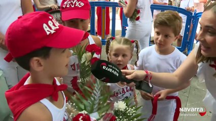 Ofrenda floral de los más pequeños a San Fermín