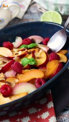 Ensalada de frutas de verano con melocotón, albaricoque y frambuesa, ligera y deliciosa