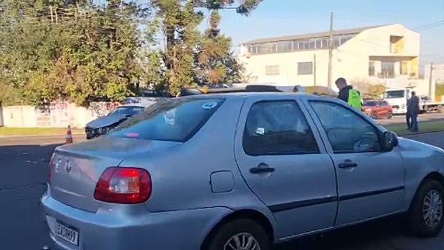 Kombi tomba após colidir com Saveiro na Avenida Brasil, em Cascavel