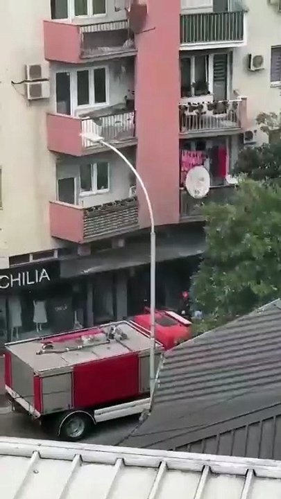 Përfshihet nga flakët një banesë në Prishtinë