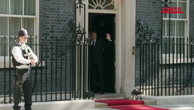 Regno Unito, Macron arriva a Downing Street per incontrare Starmer
