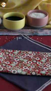 Onigiri de atum, o pequeno sanduíche triangular de arroz japonês - おにぎり