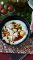 Ovos turcos (çılbır) com iogurte grego e molho picante