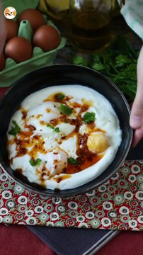Ovos turcos (çılbır) com iogurte grego e molho picante