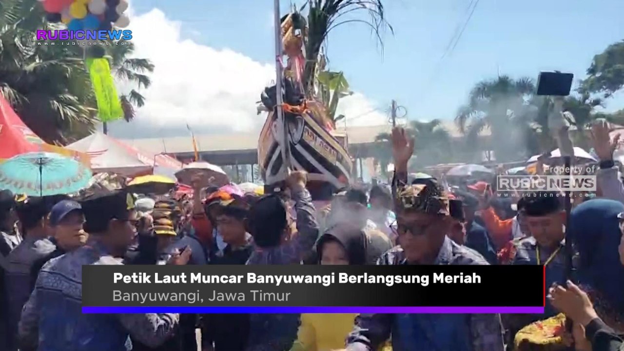Petik Laut Muncar Berlangsung Meriah, Gethek Berisi Sesaji Lengkap dengan Kepala Kambing dan Pancing Emas Dilempar ke Laut