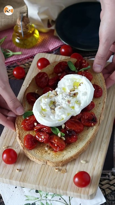 Bruschettone con pomodorini al forno, burrata e pinoli