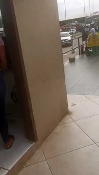 DENUNCIAN COBRO DE PARQUEO EN EL MERCADO NUEVO ABASTO