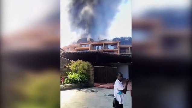 Castiglione, fiamme in un campeggio: evacuate 600 persone. Rogo anche nella storica pineta a due passi dalle case