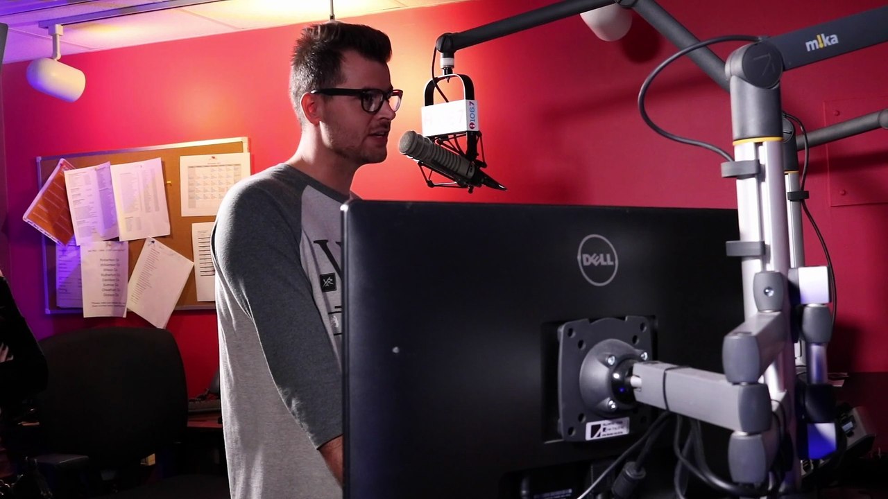 RADIO DJ REACTS to 2000s TV Shows Portraying Radio! | That 70s Show, Ashlee Simpson, Parks and Rec and More ft. @jrcollectstoys