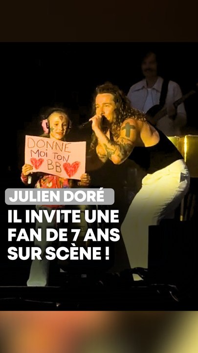 Julien Doré invite une jeune fan au Main Square !