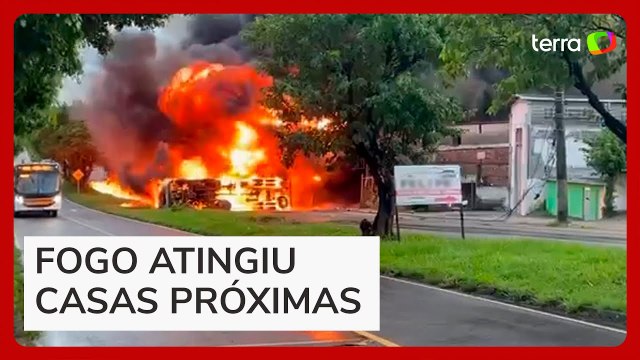 Caminhão-tanque tomba e pega fogo no Grande Recife