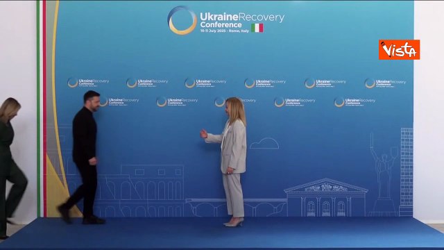 Meloni riceve Zelensky e la moglie Olena alla conferenza per la ricostruzione dell'Ucraina a Roma