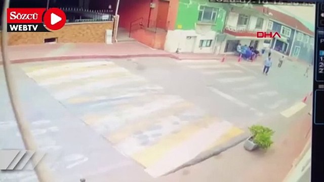 Midibüsün altına kalan yaya ağır yaralandı: O anlar kamerada