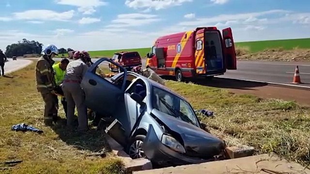 Carro sai da pista e para em canaleta de escoamento de água na BR-163, em Cascavel