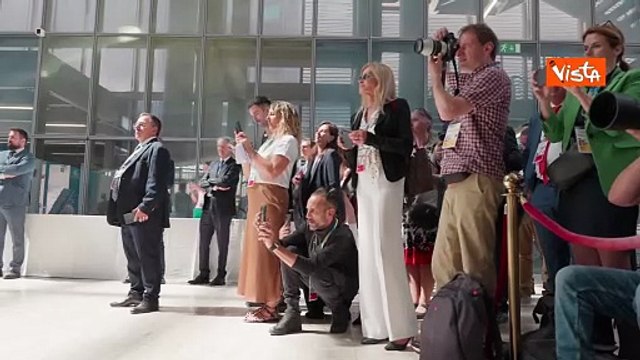 Abbraccio e baci sulle guance tra Meloni e von der Leyen a conferenza ricostruzione Ucraina