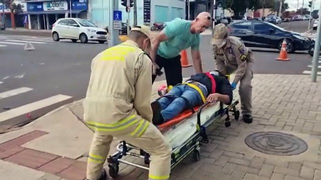 Motociclista é socorrido após acidente com Honda Fit na Avenida Carlos Gomes