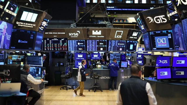 Wall Street Eyes Fed Minutes for Rate Cut Signals