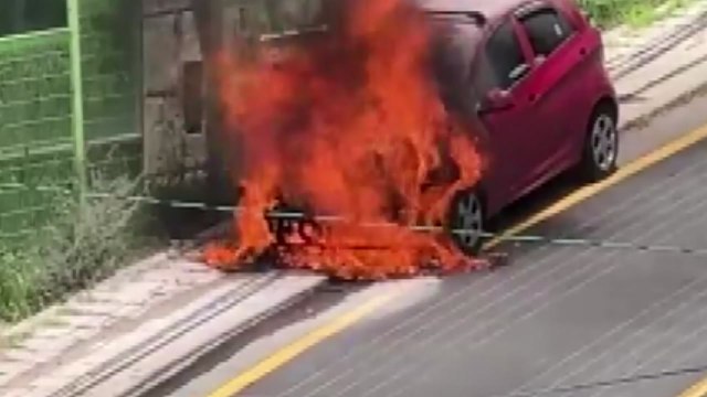 서울 평창동 주택가 차량 화재...다친 사람 없어 / YTN