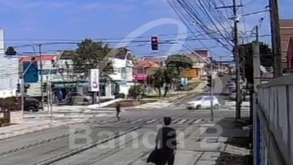 Vídeo flagra momento em que biarticulado atinge carro após conversão proibida no Cajuru; assista