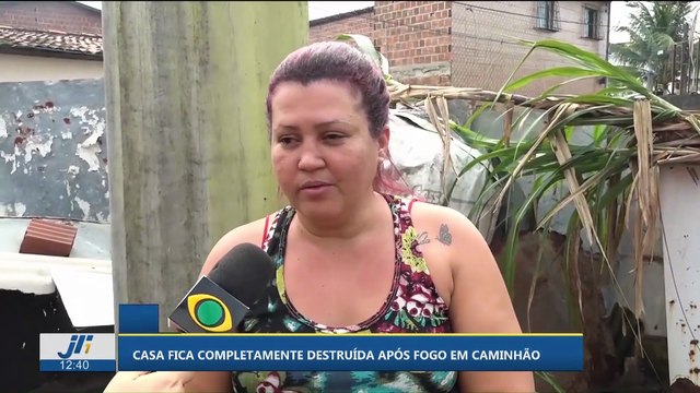 Casa fica completamente destruída após fogo em caminhão