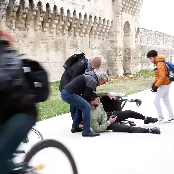 Un handicapé tombe mais personne ne va l'aider 😱
