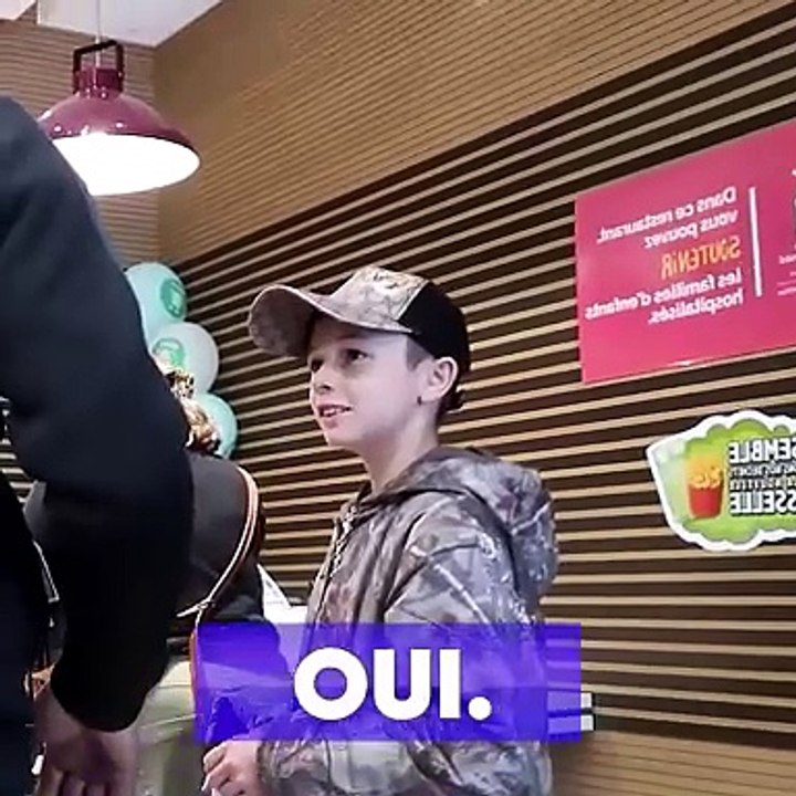 Un enfant offre un Mcdo à un SDF 😔💜