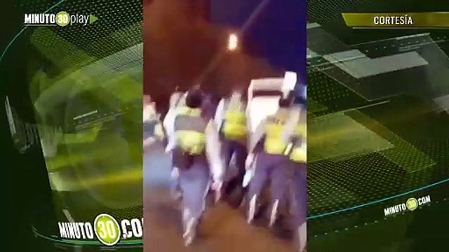 Agente de tránsito en Cali fue embestido por un motociclista por haberle puesto un comparendo