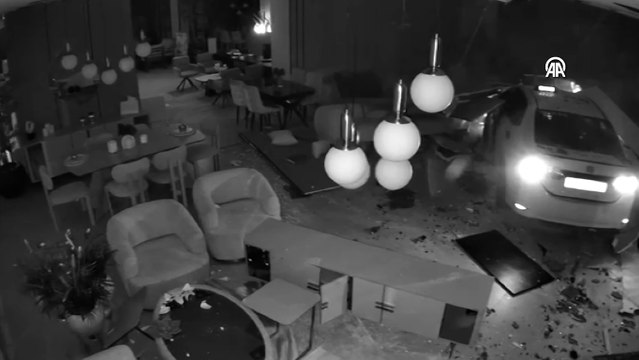 Taksinin motosikletliye çarparak mobilya mağazasına girmesi kamerada