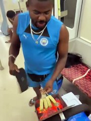 Vendedor viraliza ao assar queijo dentro do metrô de Salvador