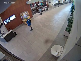 Novo prémio? Criança resgatada após entrar em máquina de garras