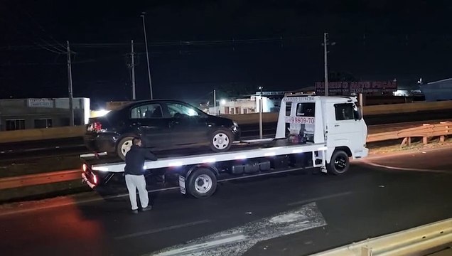 Veículo apresenta problema e para às margens da via no Trevo Cataratas