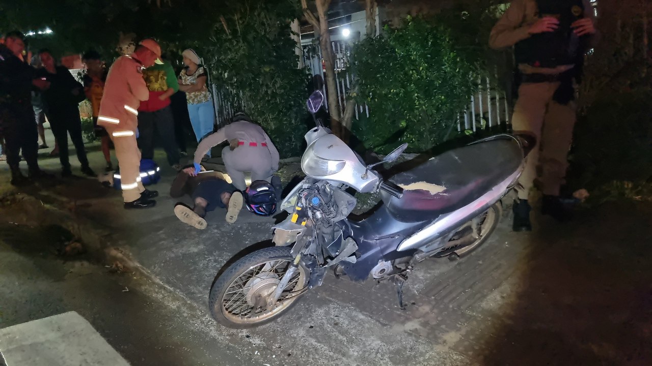 Motociclista fica ferido após acidente na Rua Ipanema