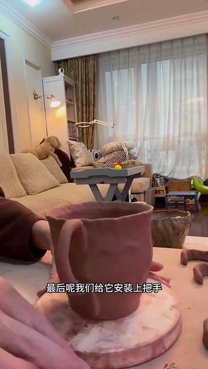 Sharing the process of hand-cupping coffee cups