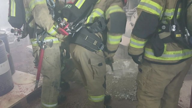 충북 진천 화장품 원료 제조 공장에서 불...2명 다쳐 / YTN