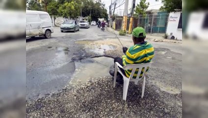 Fuga de agua genera problemas en carretera a La Victoria