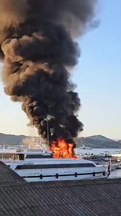 Découvrez les images impressionnantes d'un yacht de luxe de 41 mètres en flammes hier soir dans le port de Saint-Tropez , dégageant d'épaisses fumées noires dans le ciel
