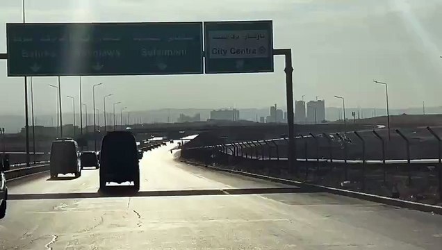 Aralarında DEM Parti Eş Genel Başkanlarının da olduğu heyet, PKK'nın silah bırakma töreni için Süleymaniye kırsalında hazırlanan alana yakaşık 30 araçlık konvoyla ilerliyor, konvoya IKBY özel güvenlik birimleri eşlik ediyor